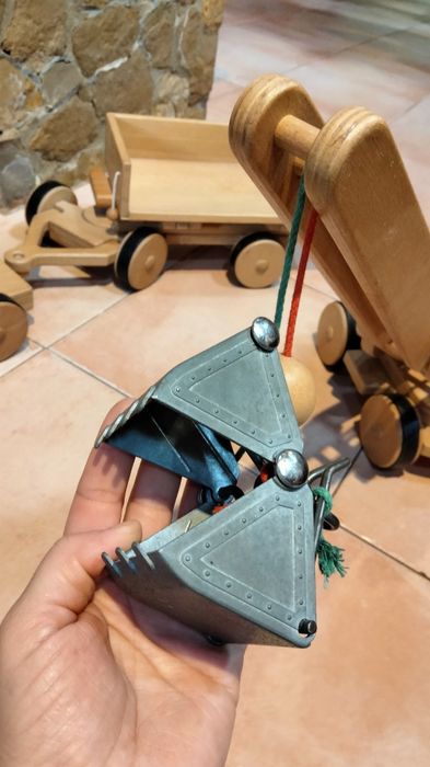 Camião basculante e escavadora brinquedo madeira