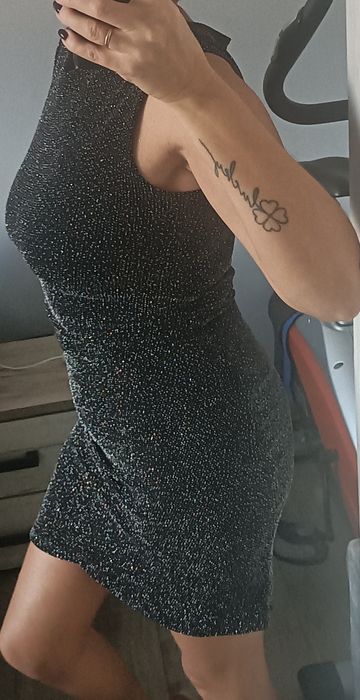 Brokatowa, efektowna sukienka. Polecam!