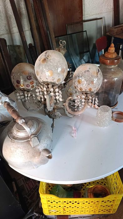 Candeeiro vintage dourado de 5 braços com globos de vidro