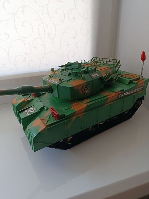 Велика іграшка танк