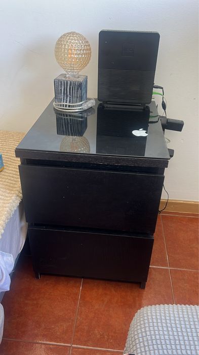 Mesa de cabiceira e abajur