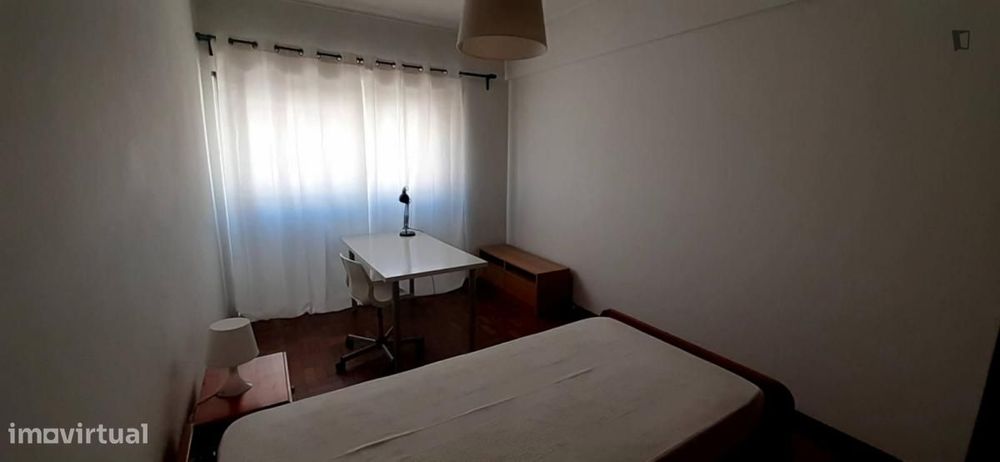Quarto - localizado em Campolide Lisbon