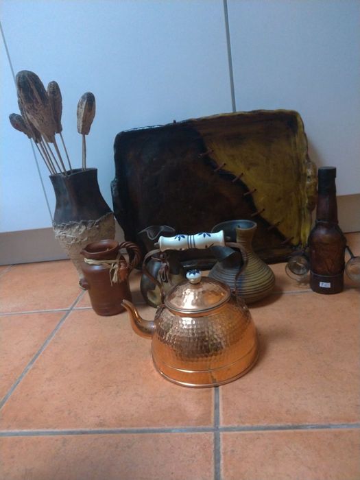 Peças decorativas em barro pintado.