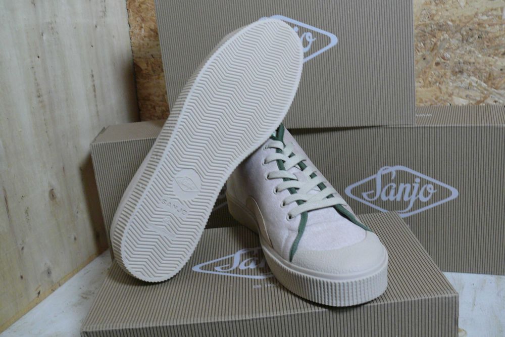 Sapatilhas Sanjo.