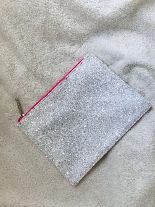 Brokatowa biała kosmetyczka Clinique