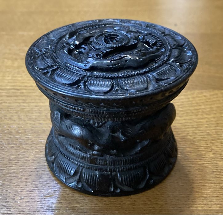 Caixa de roscar em pau preto toda trabalhada