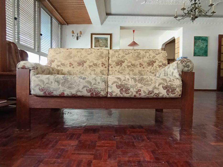 Conjunto de sofas e mesa de apoio