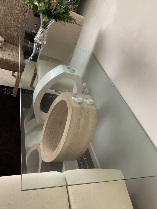 Mesa e quatro cadeiras