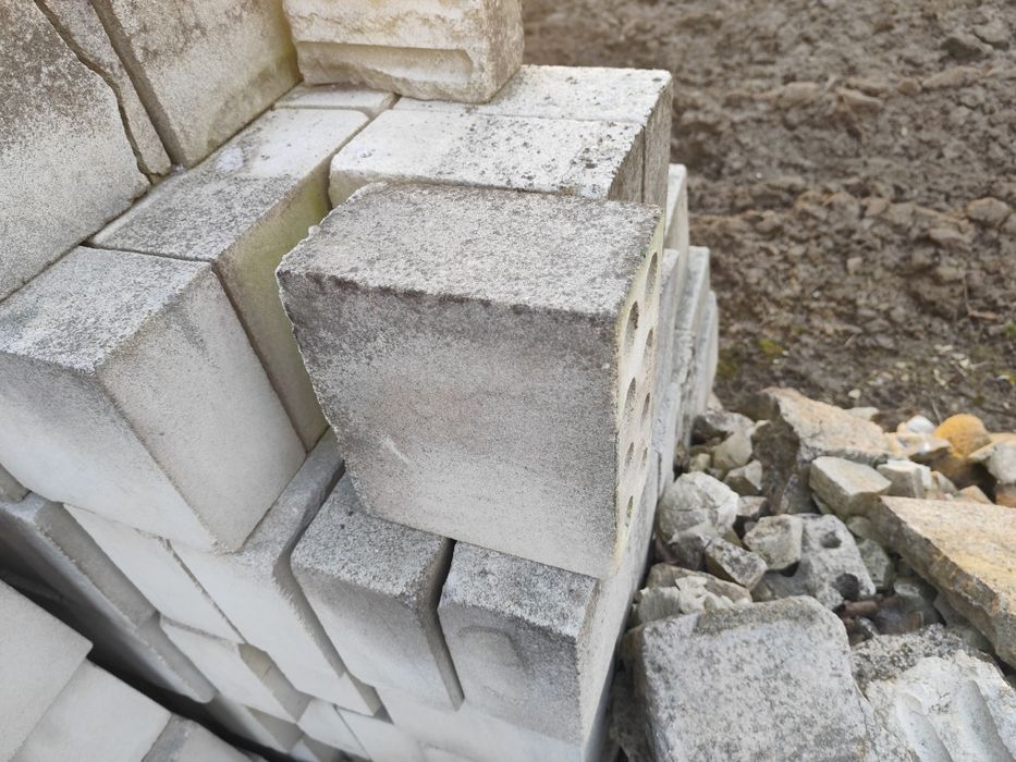 Cegła dziurawka pustak