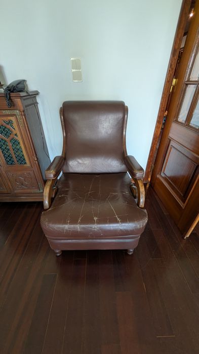 Lote 5 Cadeirões Art Déco em Pele – 3 em Estado normal + 2 para Restauro