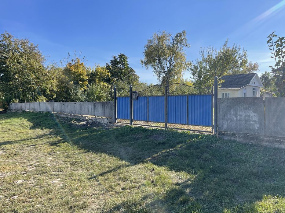 Будинок в центрі села Бузовиця
