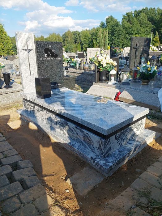 Nagrobek granitowy