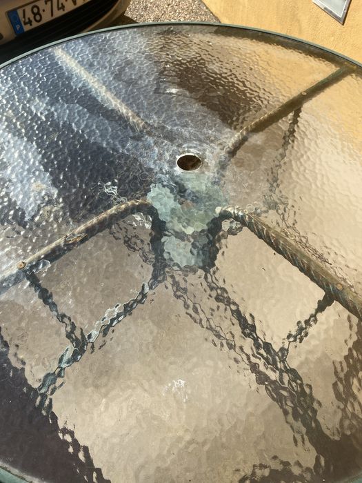 Mesa redonda de vidro com buraco para chapéu