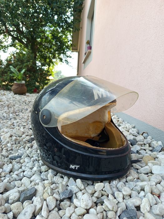 Capacete velho com esponja