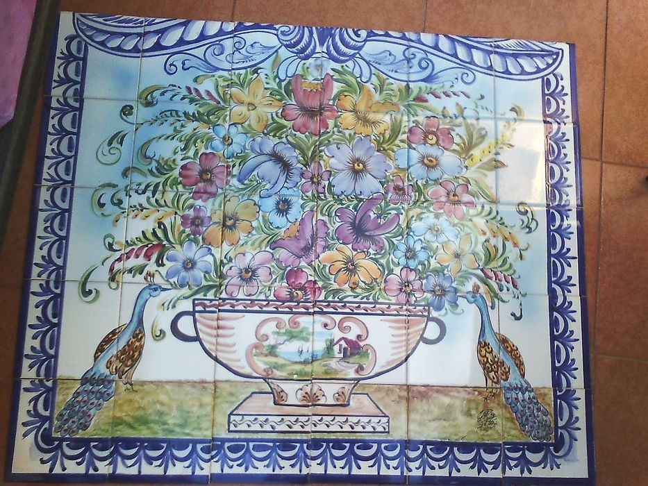 Painel de azuleijos pintados á mão e assinado