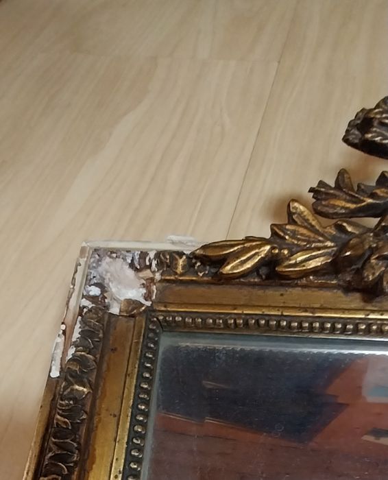 Lindíssimo espelho antigo em gesso dourado