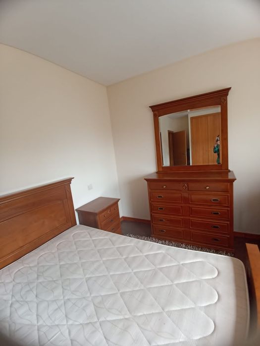 Cama mesinhas e cómoda