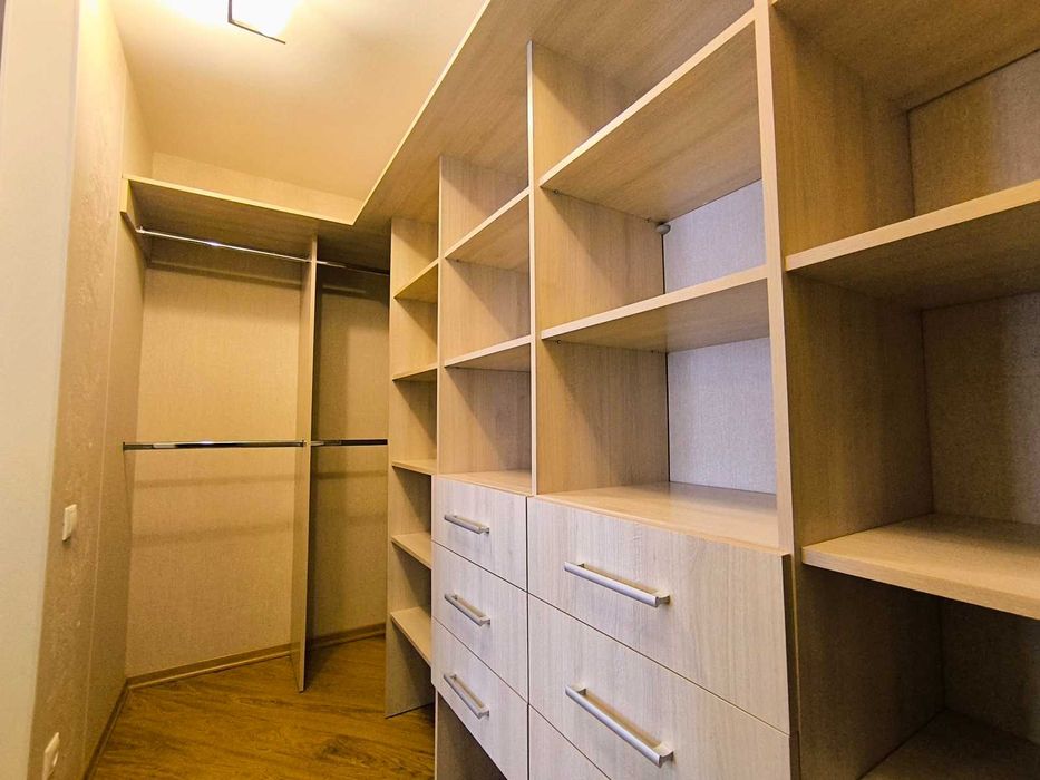 Продається трикімнатна квартира на Ближньому Замості
