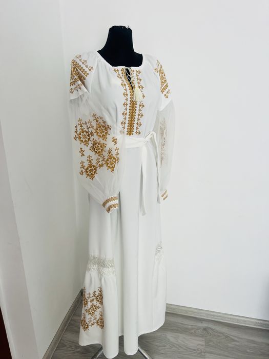 Стильні вишиті сукні