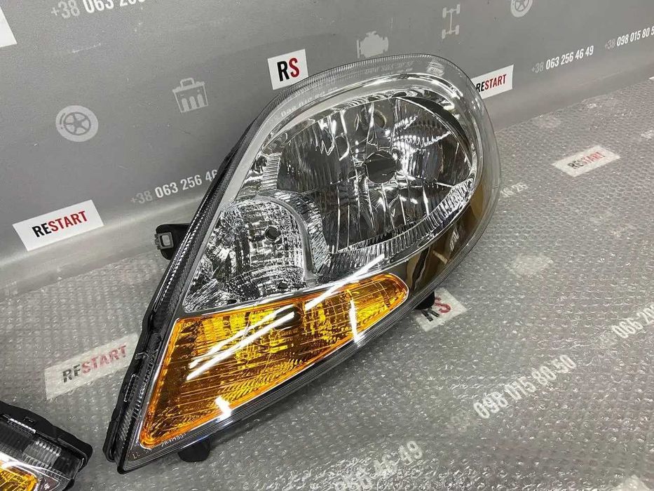 Фари передні на Opel Vivaro Опель Віваро фара 2007-2014 8200701356