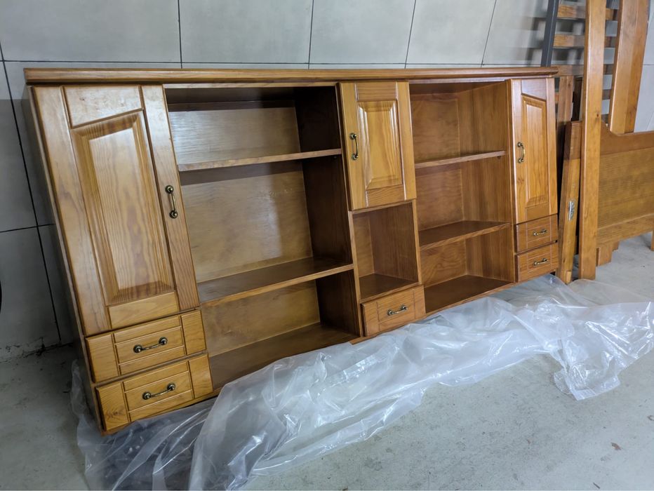 Cama de solteiro com estrutura inferior e movel superior em madeira carvalho