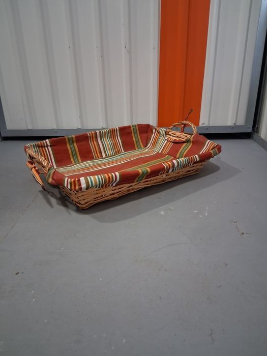 Duas cestas de vime com forra