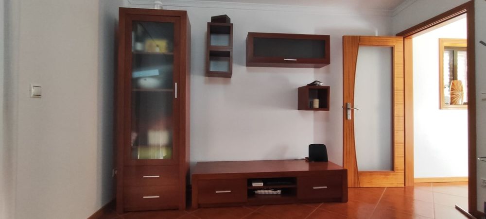 Sala completa com móveis de parede, TV, chão e centro.