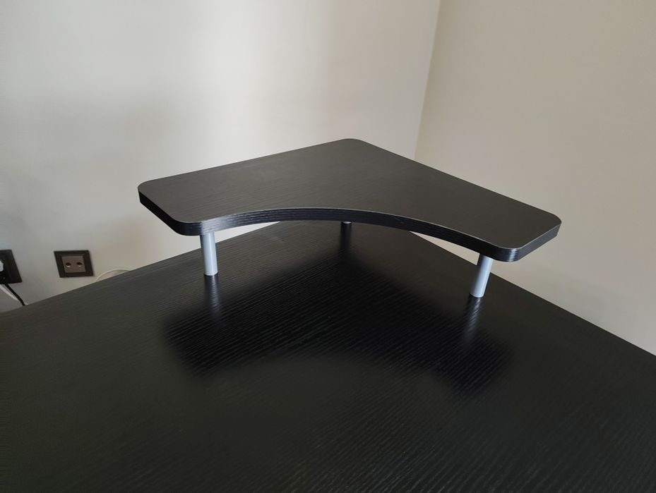 Secretária com espaço para torre de pc - muito bom estado