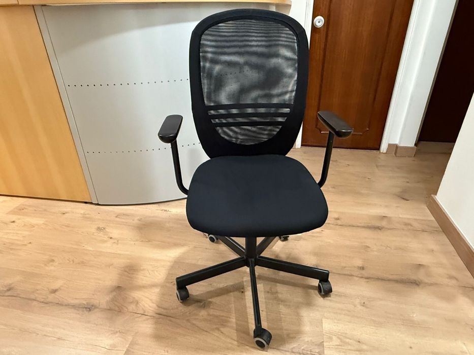 Cadeira giratória IKEA FLINTAN – preta