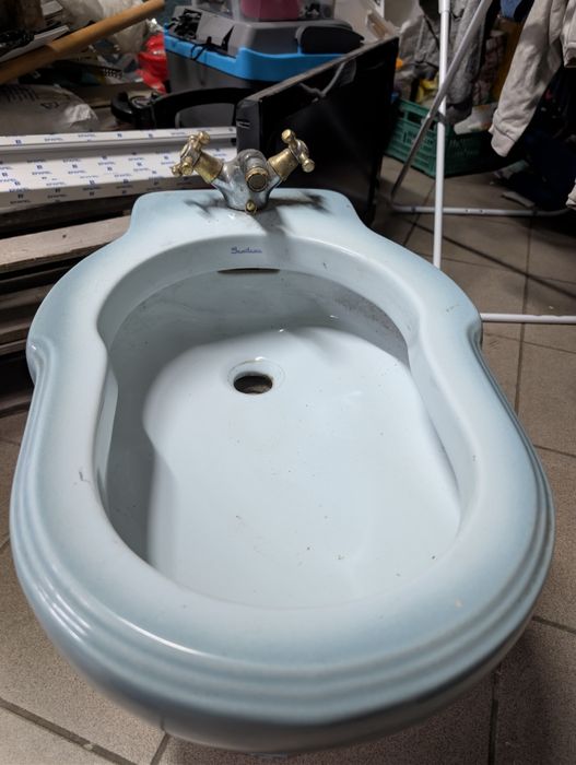 Bidé azul em bom estado