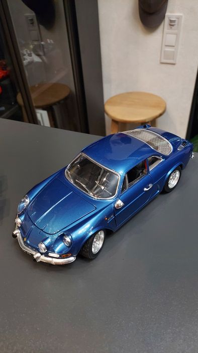 Модель  1/16 Alpine A110 Burago Italy