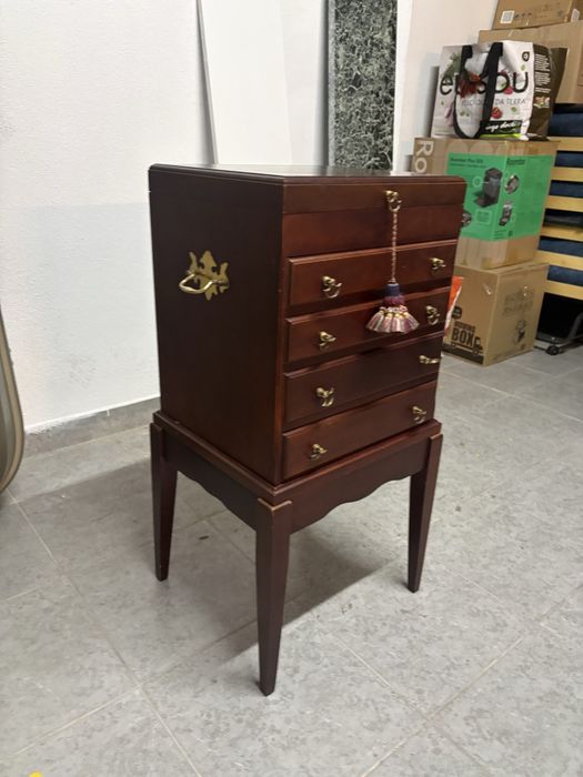Móvel de Prataria Antigo