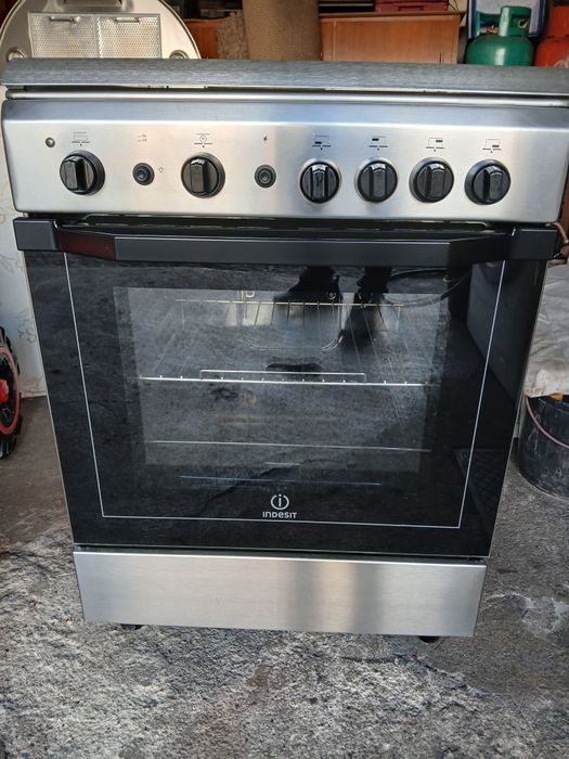 Vendo fogão Indesit, com 4 bocas a gás,  forno a gás com grill elétrico.  Como novo.