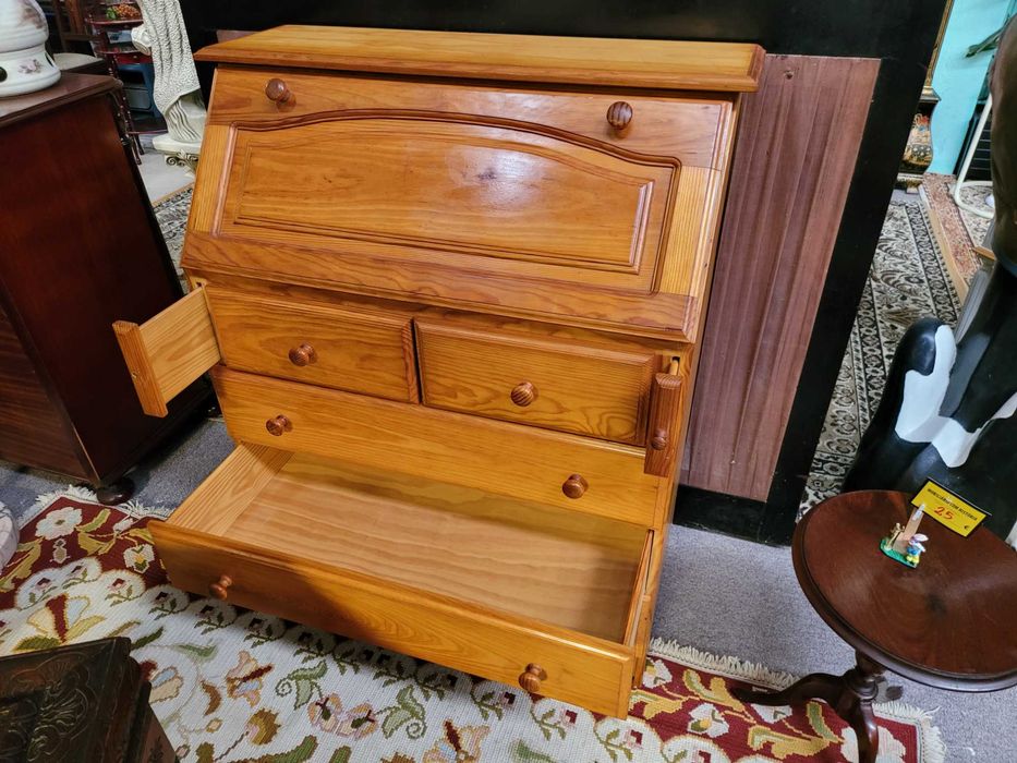 Pine Honey Desk – Good Overall Condition64584266928130124