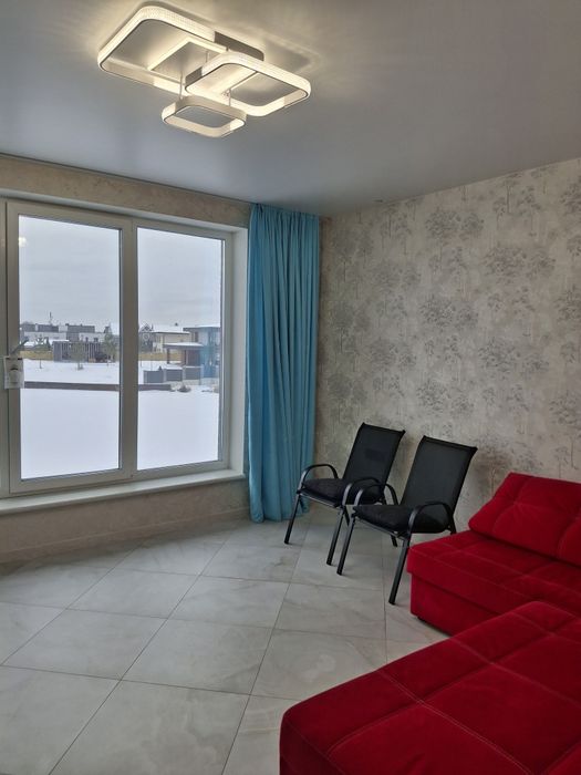 Будинок з сольовою лазнею на березі озера, зимова рибалка.