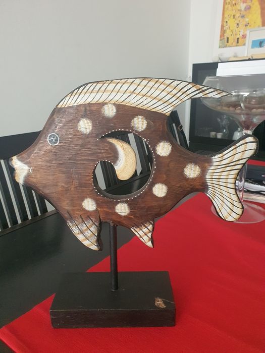 Peixe de madeira decorativo