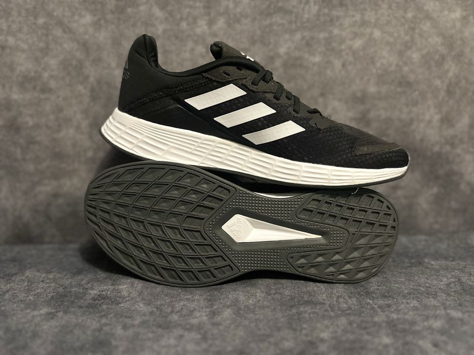 Пропонуються оригінальні кросівки Adidas