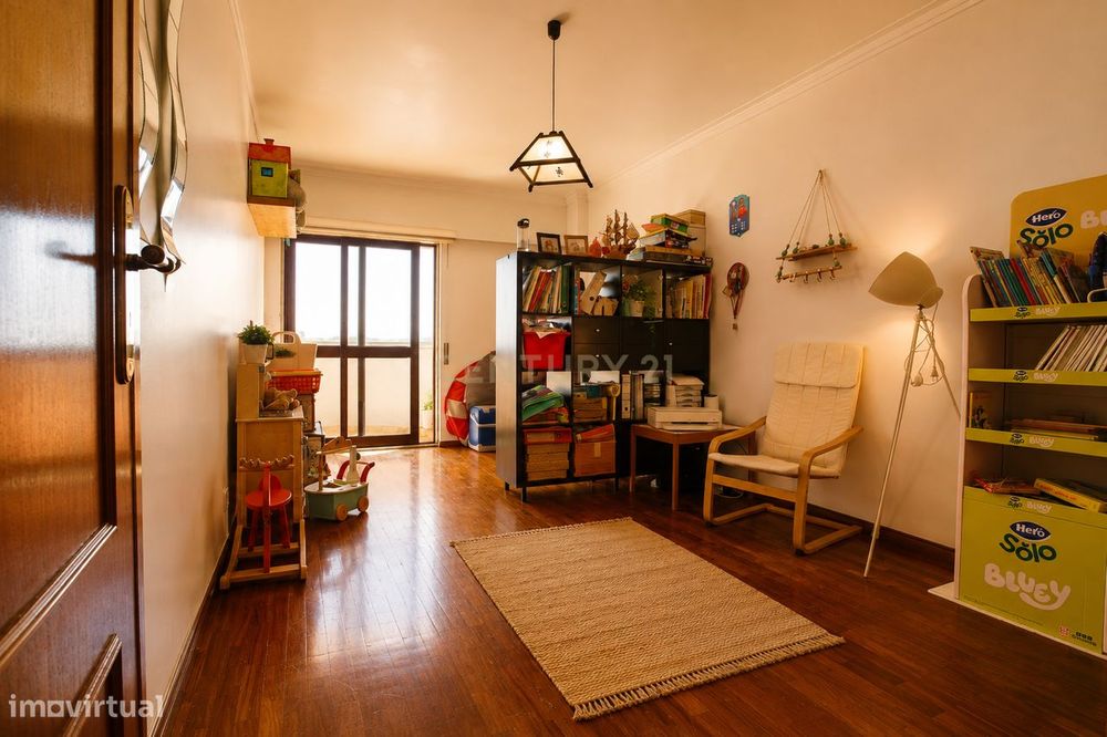 Fantástico T3 com 115m², Vista Rio Desafogada e Garagem Box – Casal da