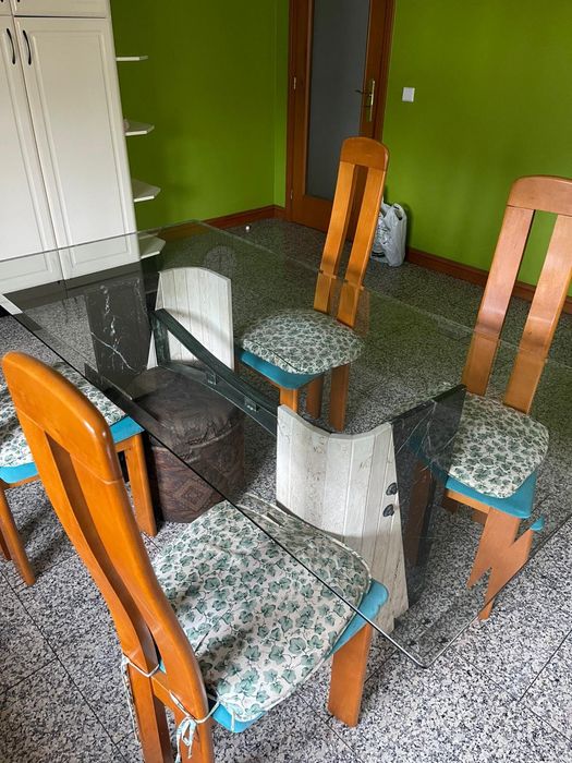 Mesa de jantar com tampo em vidro e base em mármore + 4 cadeiras