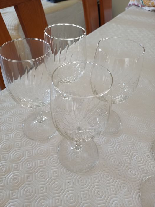 Copos de pé alto e taças de champanhe