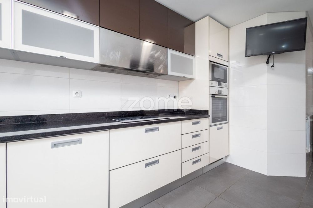 Apartamento T4 no Arneiro | Vista mar, 2 Suites e Estacionamento