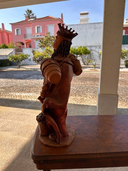 Escultura grande terracota figura coroada barris uvas Baco vinho adega