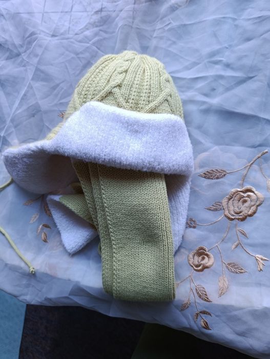 Продам дитячу шапочку з шарфіком. Нова.