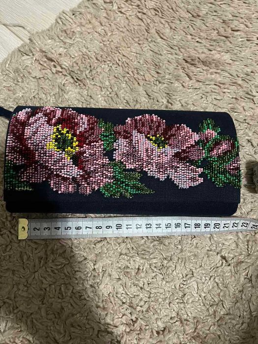 Клатч с вышивкой ручной