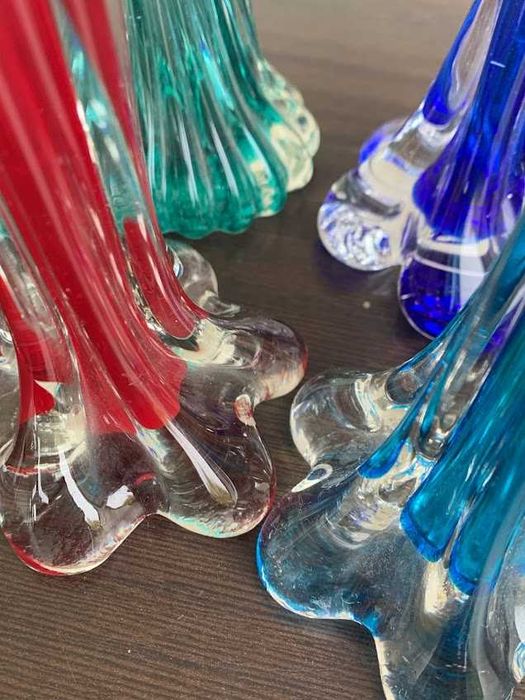 Різнокольорові скляні вази в стилі арт деко