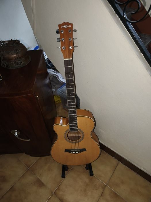 Violas acústicas preta e castanha
