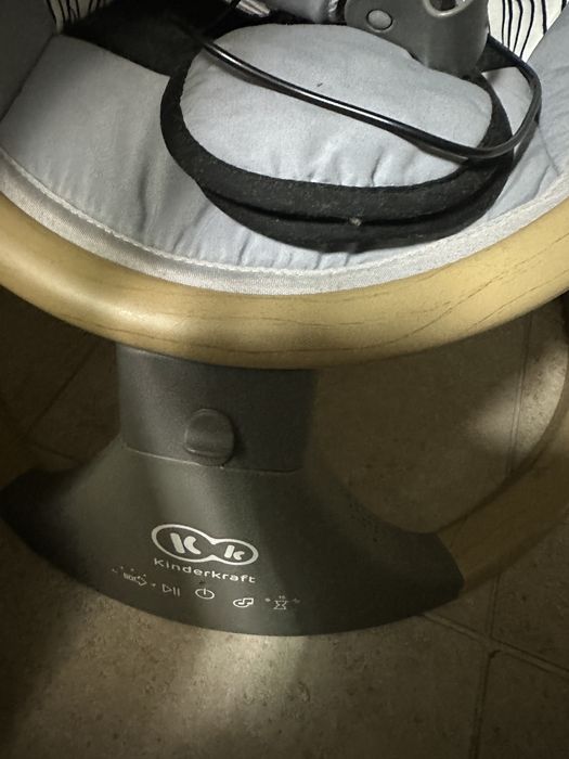 Baloiço bebé rotativo recarregável com música Kinderkraft