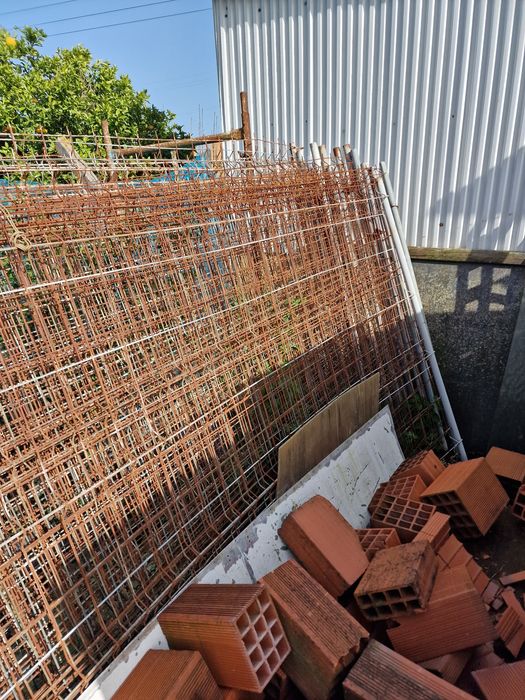 Grades para isolar obras