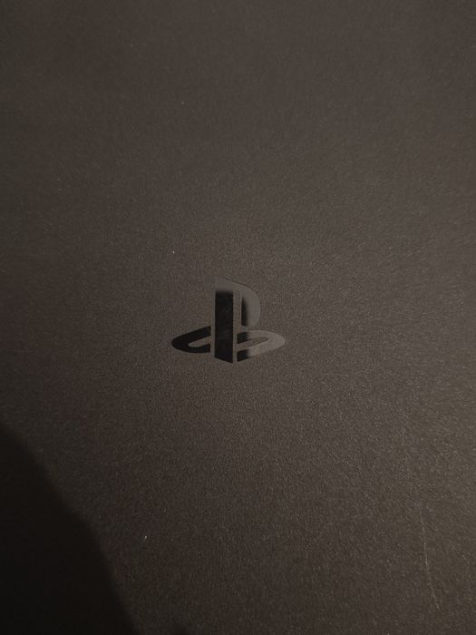 Playstation 4 com comandos e jogos