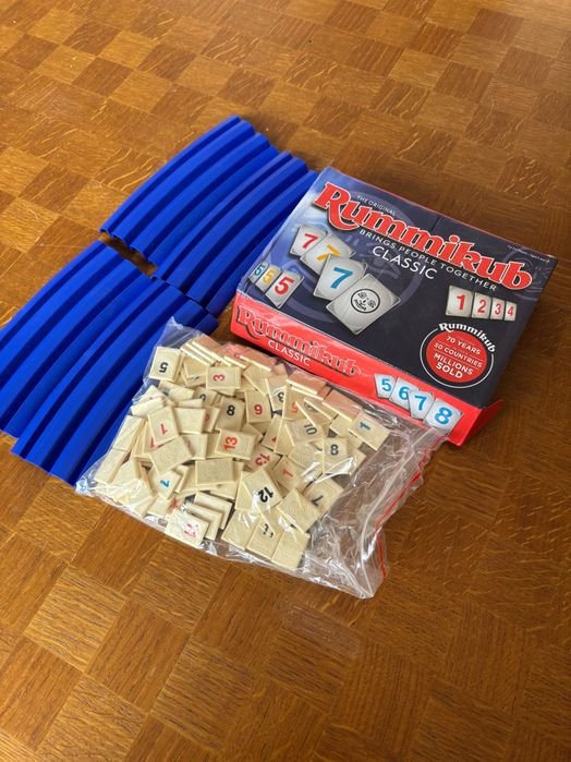 Gra liczbowa typu Rummikub, zestaw z podstawkami, TEMU Edition